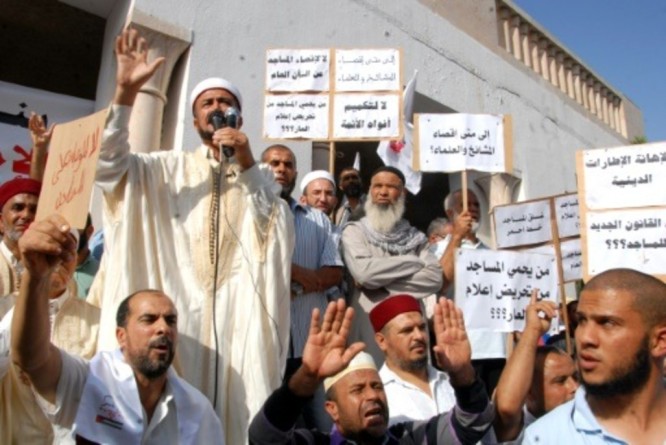 Tunisie-manifestation-contre-le-limogeage-conteste-d-un-imam-de-Sfax_article_popin